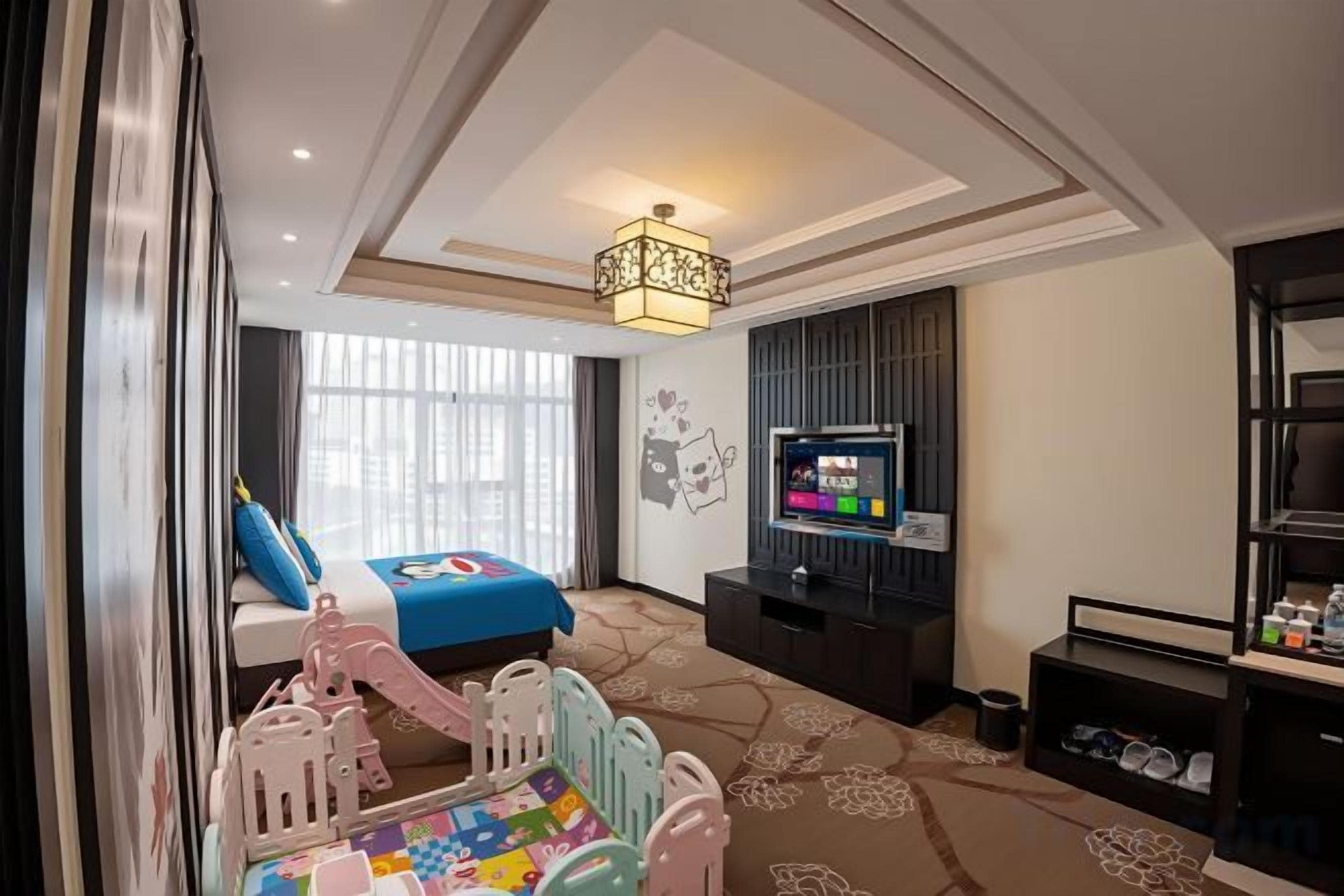Una habitación de hotel con cama, televisión, escritorio y silla.