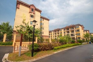 Unclassified image, 4 of 30, button - Beautful holiday lnn (Jinghong)