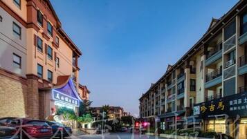 Un hotel de varios pisos con estilo arquitectónico tradicional, que cuenta con balcones y un patio central.