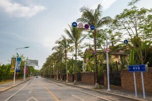 Unclassified image, 3 of 30, button - Beautful holiday lnn (Jinghong)