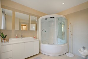 Kombinert dusj/badekar, boblebad, hårføner og bidé