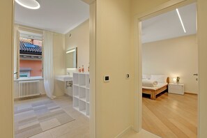 Douche, sèche-cheveux, bidet, serviettes fournies