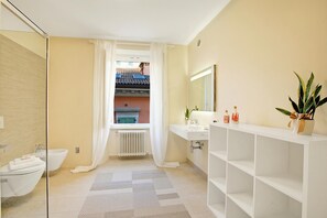 Douche, sèche-cheveux, bidet, serviettes fournies