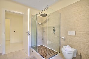 Douche, sèche-cheveux, bidet, serviettes fournies