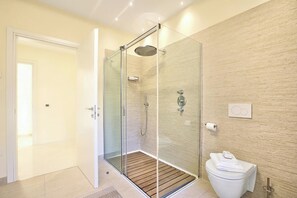 Douche, sèche-cheveux, bidet, serviettes fournies