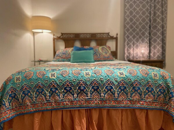 1 غرفة نوم ومكتب وملاءات أسرّة