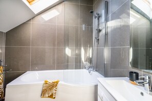 Chuveiro/banheira combinados, secador de cabelo, toalhas de banho 