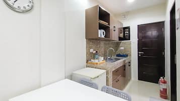 Refrigerador, parrilla de estufa y utensilios de cocina