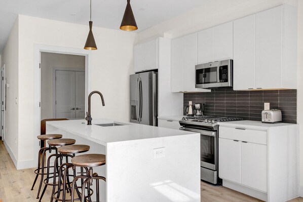 Kühlschrank, Mikrowelle, Ofen, Geschirrspüler