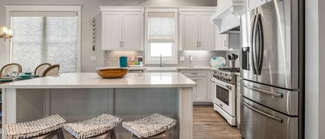 Refrigerador, microondas, horno, placa de cocina