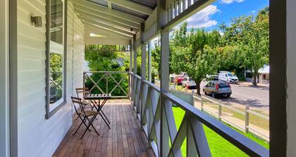 Newly renovated, dog-friendly, 5 minute walk to town!