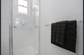 Shower, hair dryer, towels, soap - Newly renovated, dog-friendly, 5 minute walk to town! (Beechworth)