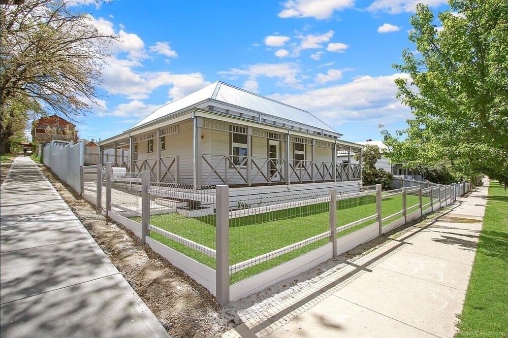 Newly renovated, dog-friendly, 5 minute walk to town!