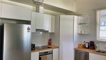 Jääkaappi, mikroaaltouuni, uuni, liesi