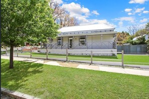 Exterior - Newly renovated, dog-friendly, 5 minute walk to town! (Beechworth)