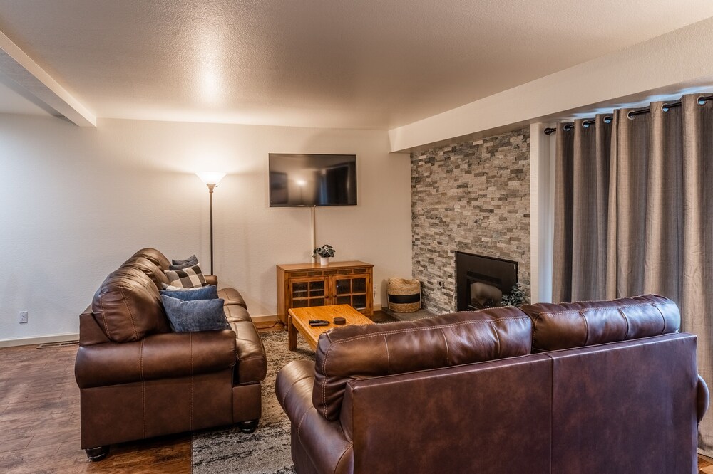 Snowcreek # 563 Warm and cozy upgraded 2 bedrm 2 bath single level condo Sleeps 6, phase 5