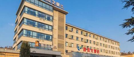 Un edificio de varios pisos con letreros que indican que es un hotel.