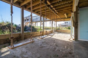 Property grounds - Private Oceanfront Home! - Ocean View From Anywhere In The Home - Beach Gear - Sleeps 4 (Oak Island)