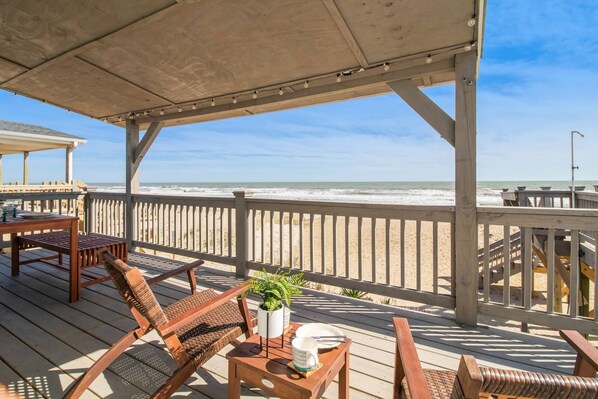 Property grounds - Private Oceanfront Home! - Ocean View From Anywhere In The Home - Beach Gear - Sleeps 4 (Oak Island)
