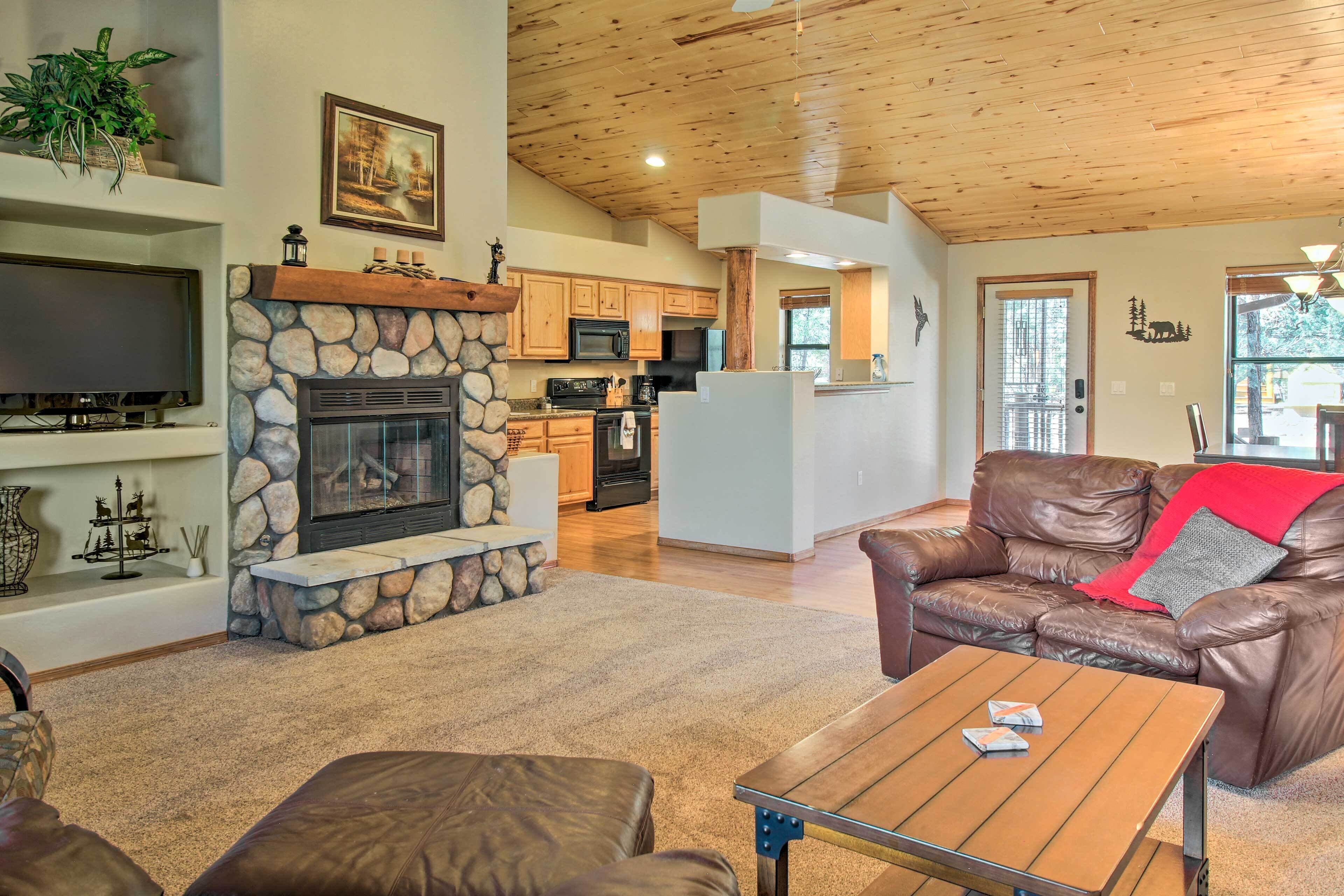 Cozy Show Low Retreat w/ Grill ~ 3 Mi to Dtwn