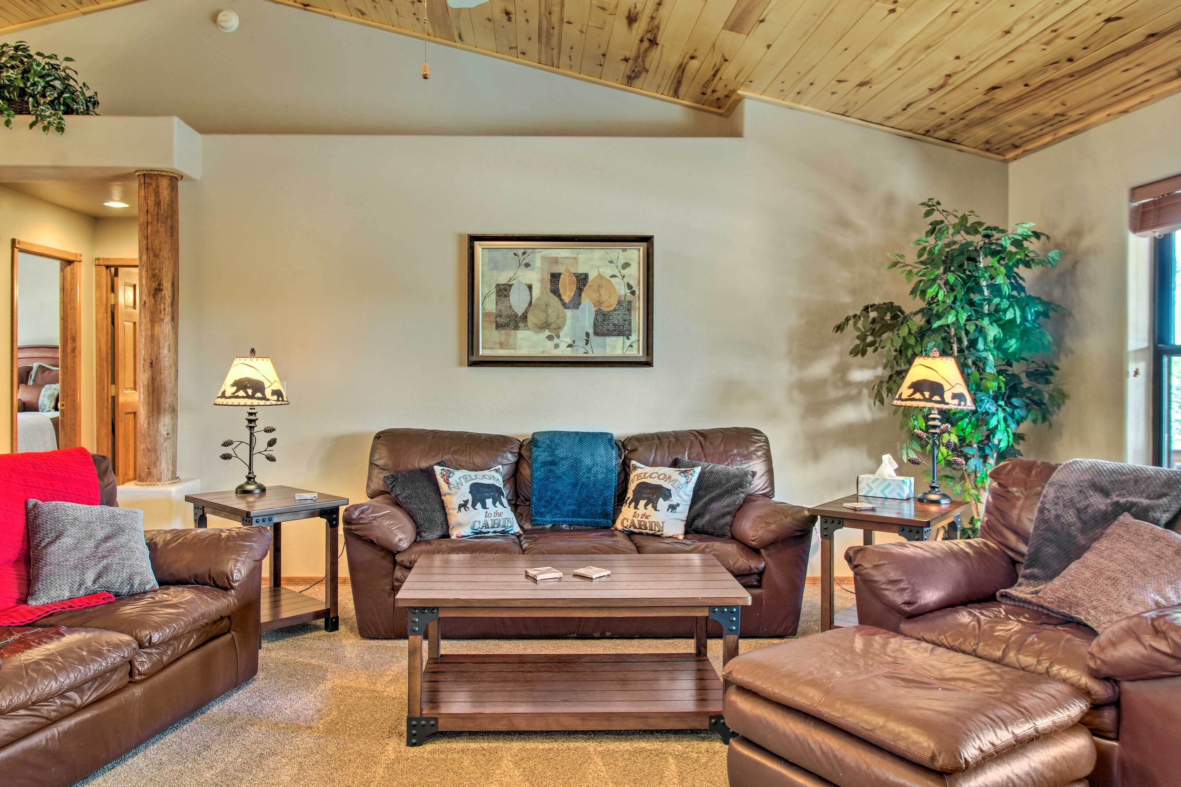 Cozy Show Low Retreat w/ Grill ~ 3 Mi to Dtwn