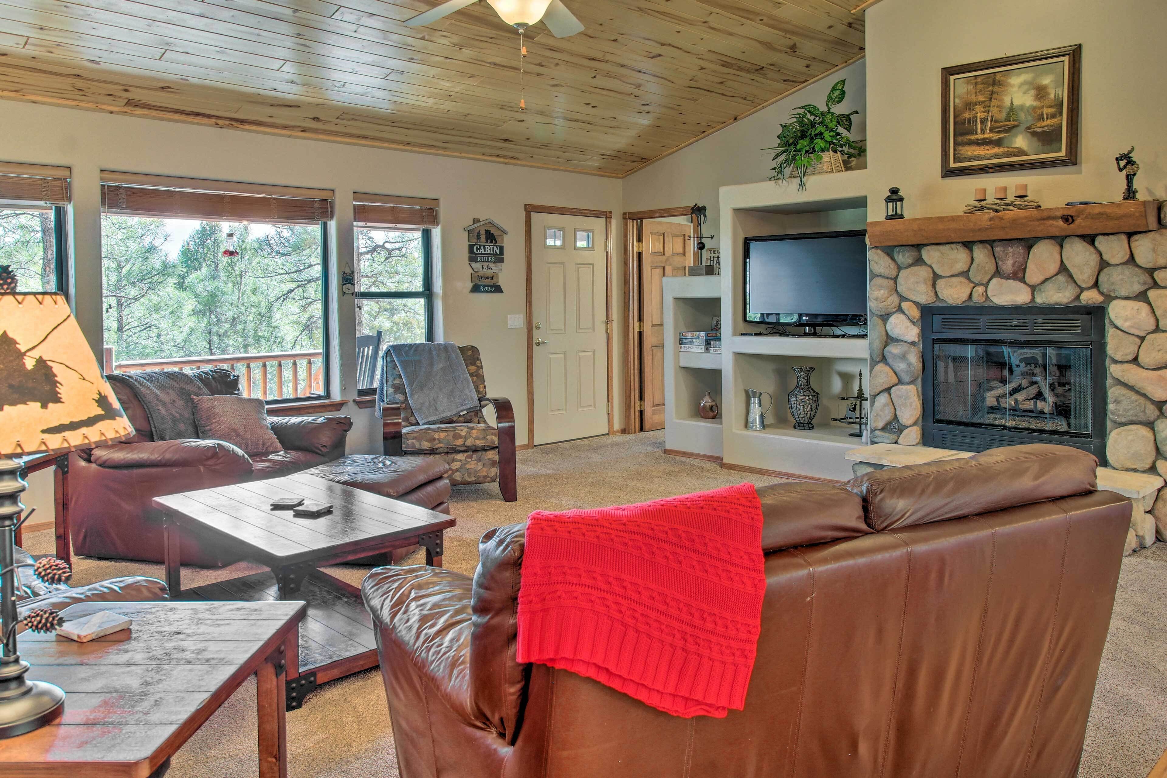 Cozy Show Low Retreat w/ Grill ~ 3 Mi to Dtwn