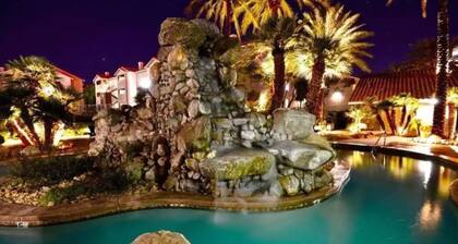 ★Strip views w/amenities! Pool, fitness center, W/D in-unit & FREE parking!★