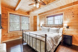 4 bedrooms, desk, free WiFi, bed sheets