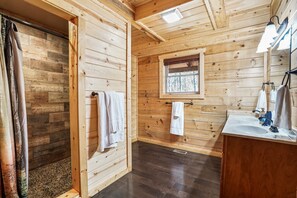 Duschwanne, Handtücher, Seife, Toilettenpapier