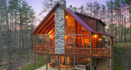 Spacious 4 Bedroom 3 Bath Lodge. Easy Access to Hiking + Dining!