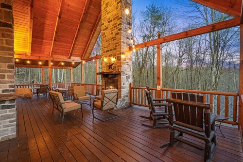 Spacious 4BR 3bath w/ Gameroom. Wooded views. Hot tub. Close to Hiking & Dining!