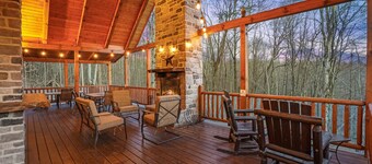 Spacious 4BR 3bath w/ Gameroom. Wooded views. Hot tub. Close to Hiking & Dining!