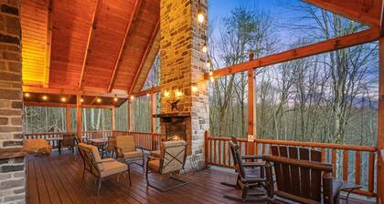 Spacious 4BR 3bath w/ Gameroom. Wooded views. Hot tub. Close to Hiking & Dining!