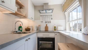 Réfrigérateur, micro-ondes, batterie de cuisine, vaisselle et ustensiles