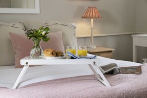 1 bedroom, WiFi - Converted stable and the perfect romantic getaway - Orchard Cottage, Didmarton (Didmarton, near Tetbury)