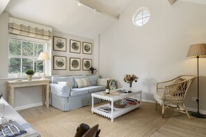 TV - Converted stable and the perfect romantic getaway - Orchard Cottage, Didmarton (Didmarton, near Tetbury)