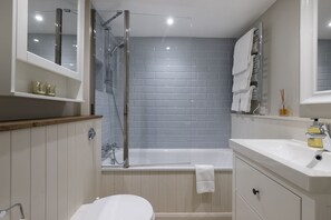 Combined shower/tub - Converted stable and the perfect romantic getaway - Orchard Cottage, Didmarton (Didmarton, near Tetbury)