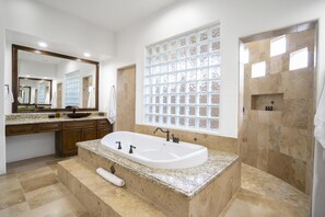 Shower, hair dryer, towels - Arcadia by AvantStay | Breathtaking Oasis in Scottsdale w/ Pool & Hot tub (Scottsdale)