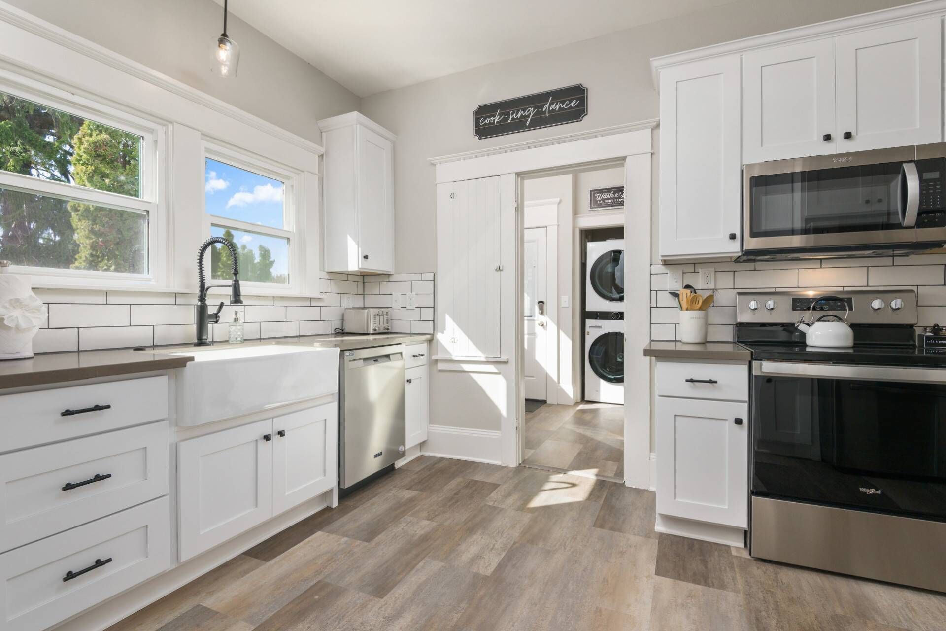 Beautiful and Bright w/ Central Location, Pet Friendly, New Furnishing and Décor, Walk to Park