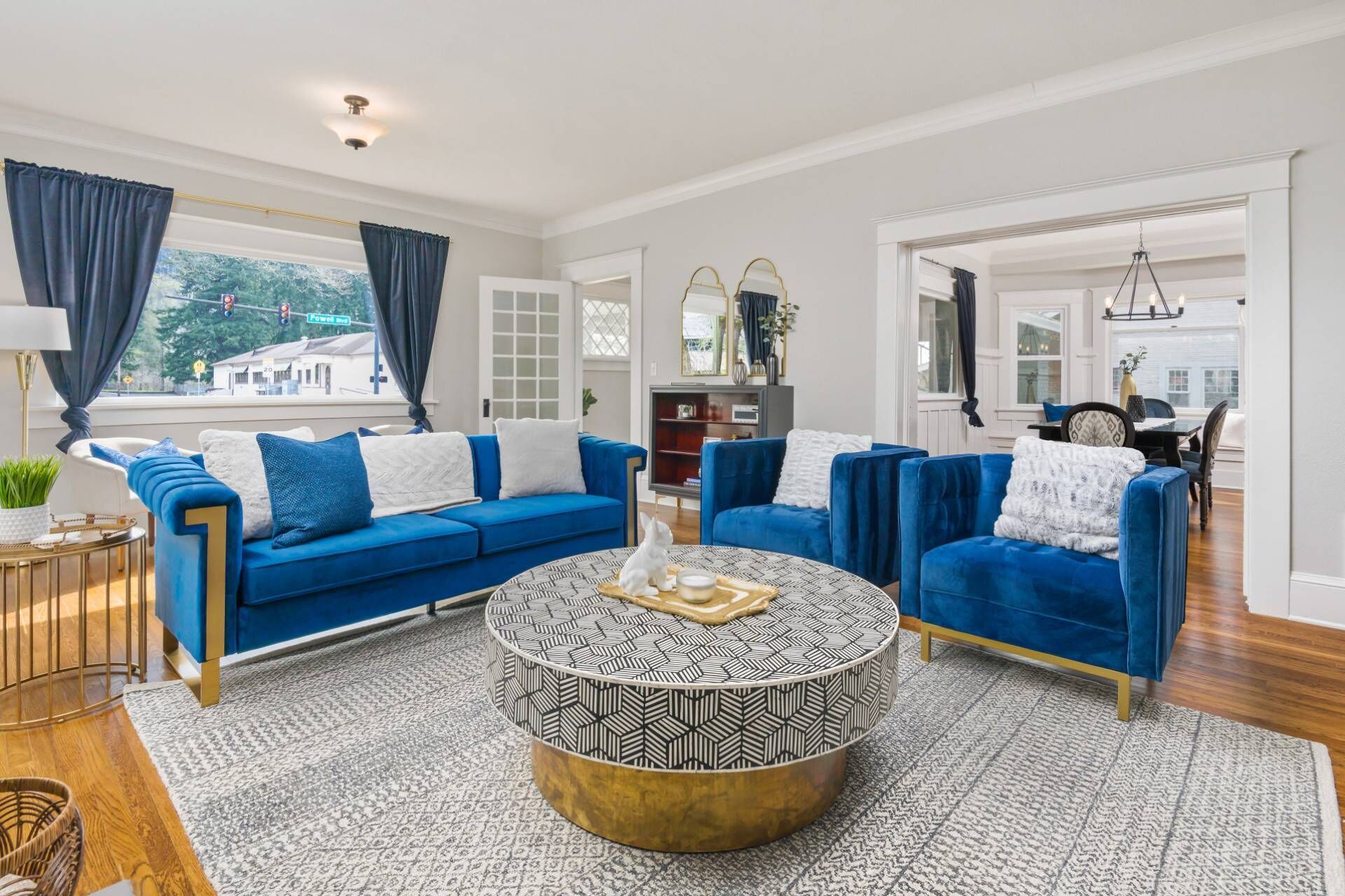 Beautiful and Bright w/ Central Location, Pet Friendly, New Furnishing and Décor, Walk to Park