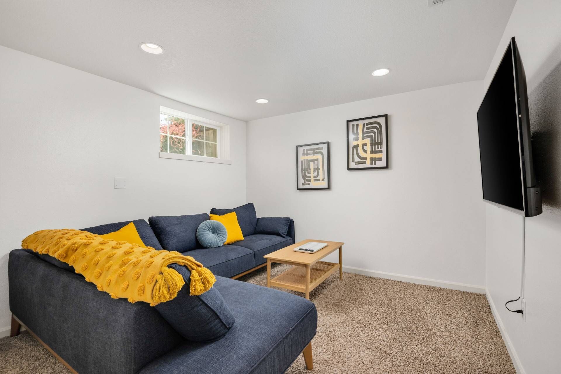 Incredible Central Downtown Vancouver Location, New Décor and Furnishing, Two Miles to Waterfront