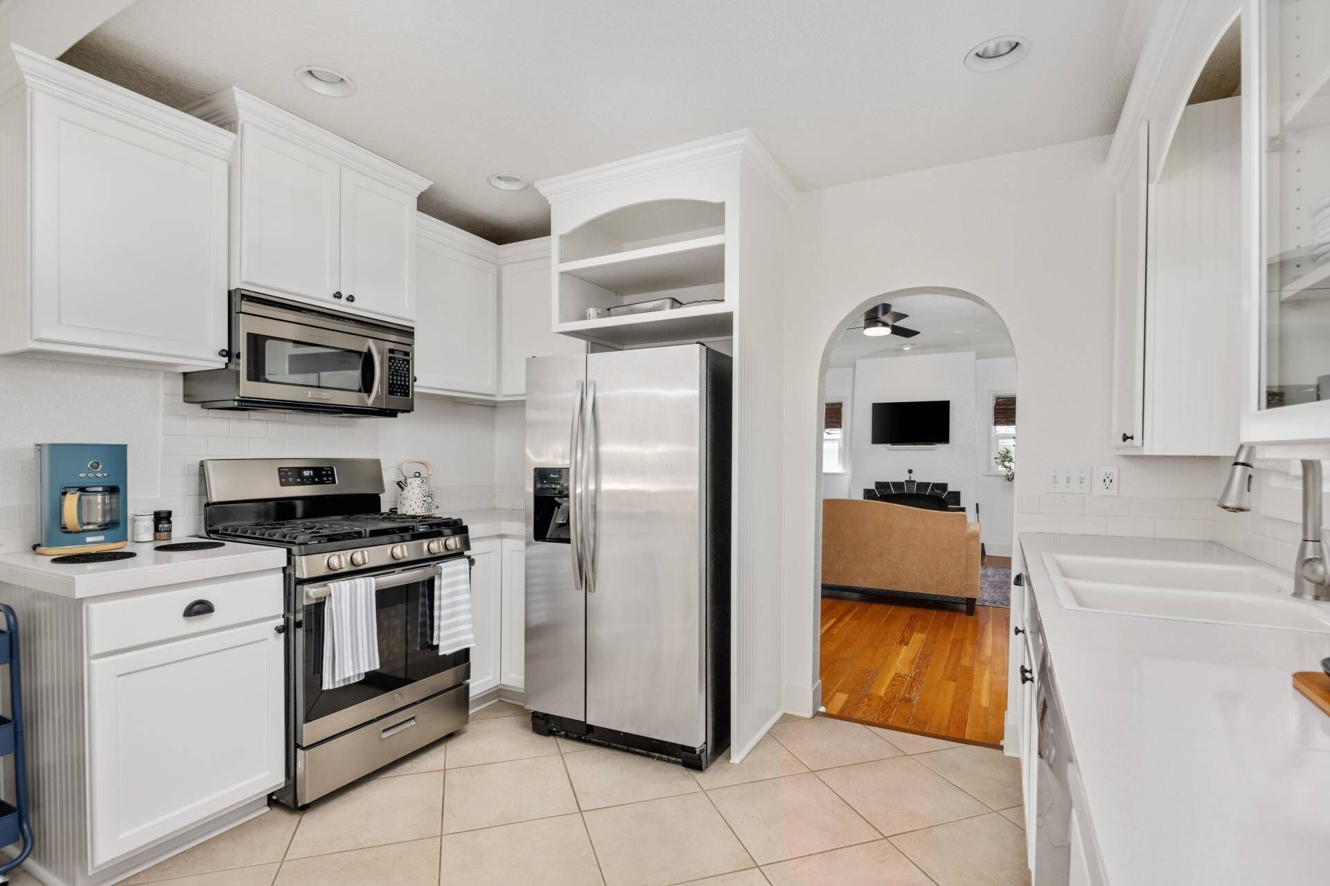 Incredible Central Downtown Vancouver Location, New Décor and Furnishing, Two Miles to Waterfront