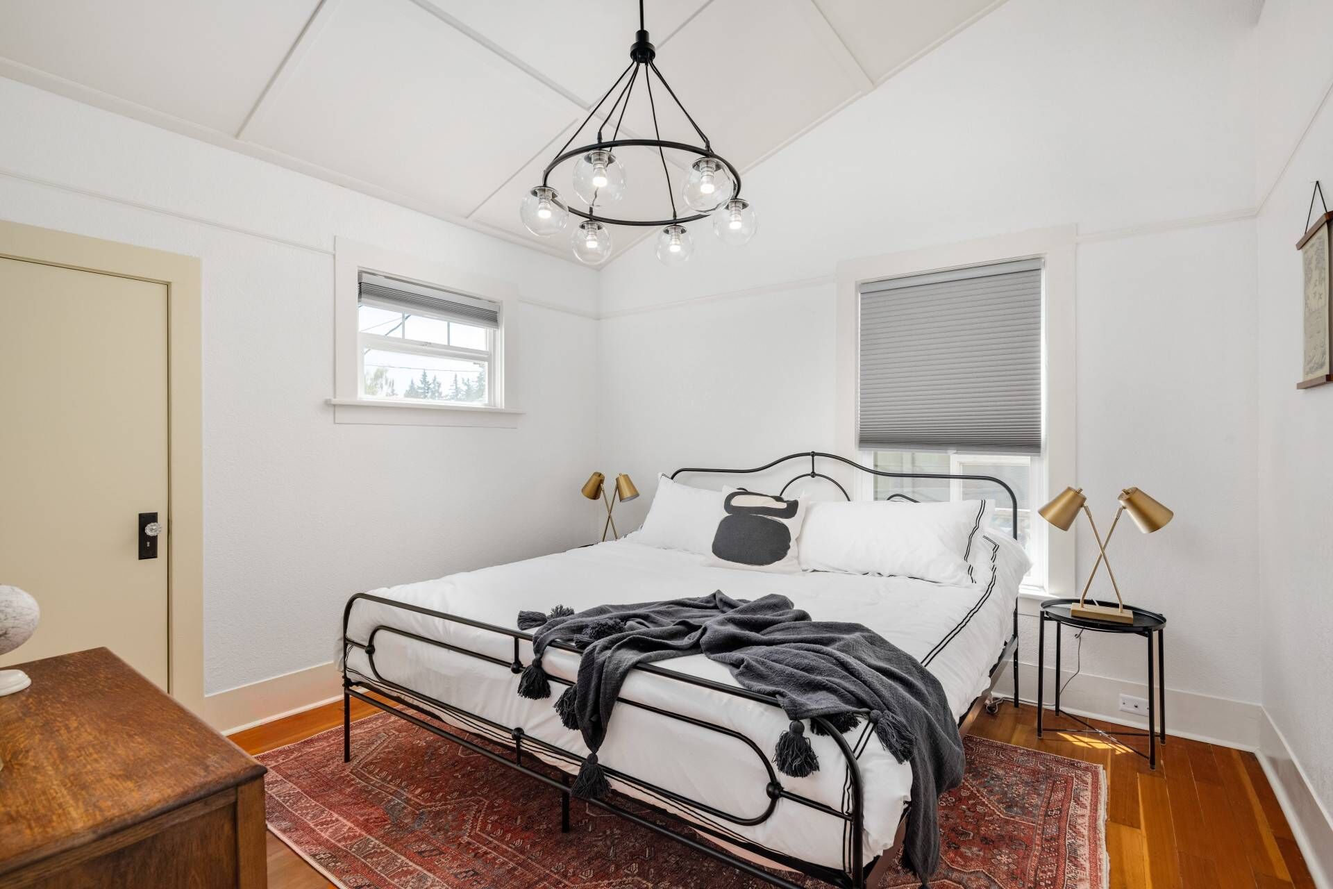 Incredible Central Downtown Vancouver Location, New Décor and Furnishing, Two Miles to Waterfront