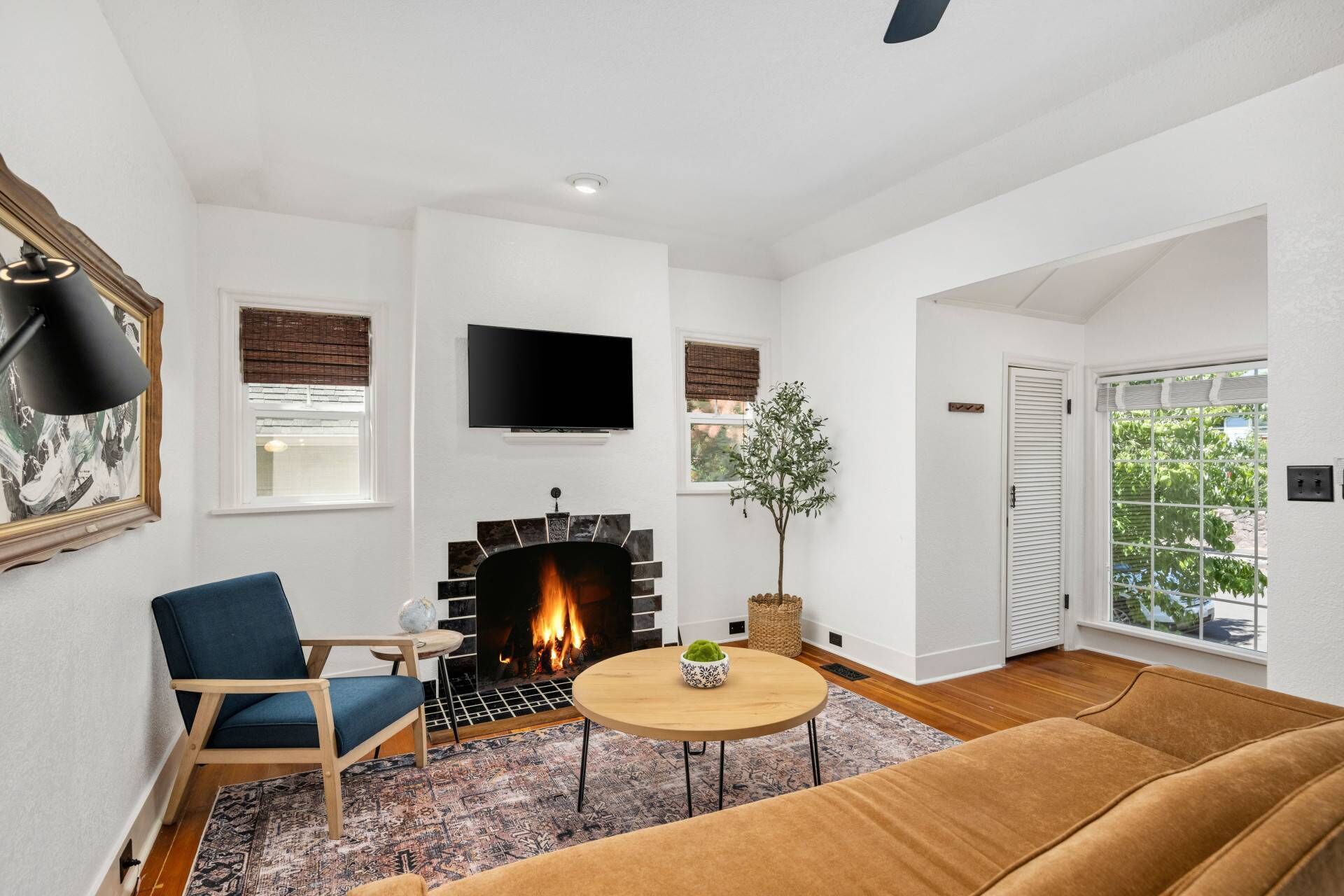 Incredible Central Downtown Vancouver Location, New Décor and Furnishing, Two Miles to Waterfront