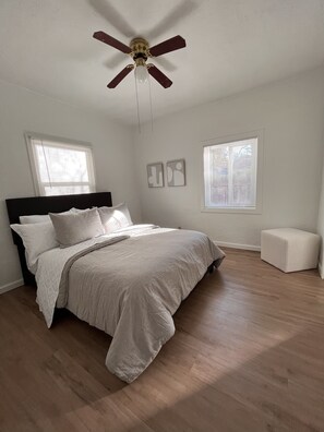 2 dormitoris, escriptori, planxa i posts de planxar i wifi gratuïta