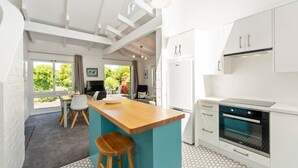Private kitchen - Elegant Town House with Wi-Fi, central location, easy walk to town (Taupō)