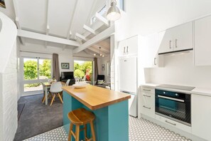Fridge, microwave, oven, stovetop - Elegant Town House with Wi-Fi, central location, easy walk to town (Taupō)