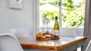Dining - Elegant Town House with Wi-Fi, central location, easy walk to town (Taupō)