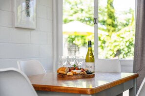 Dining - Elegant Town House with Wi-Fi, central location, easy walk to town (Taupō)