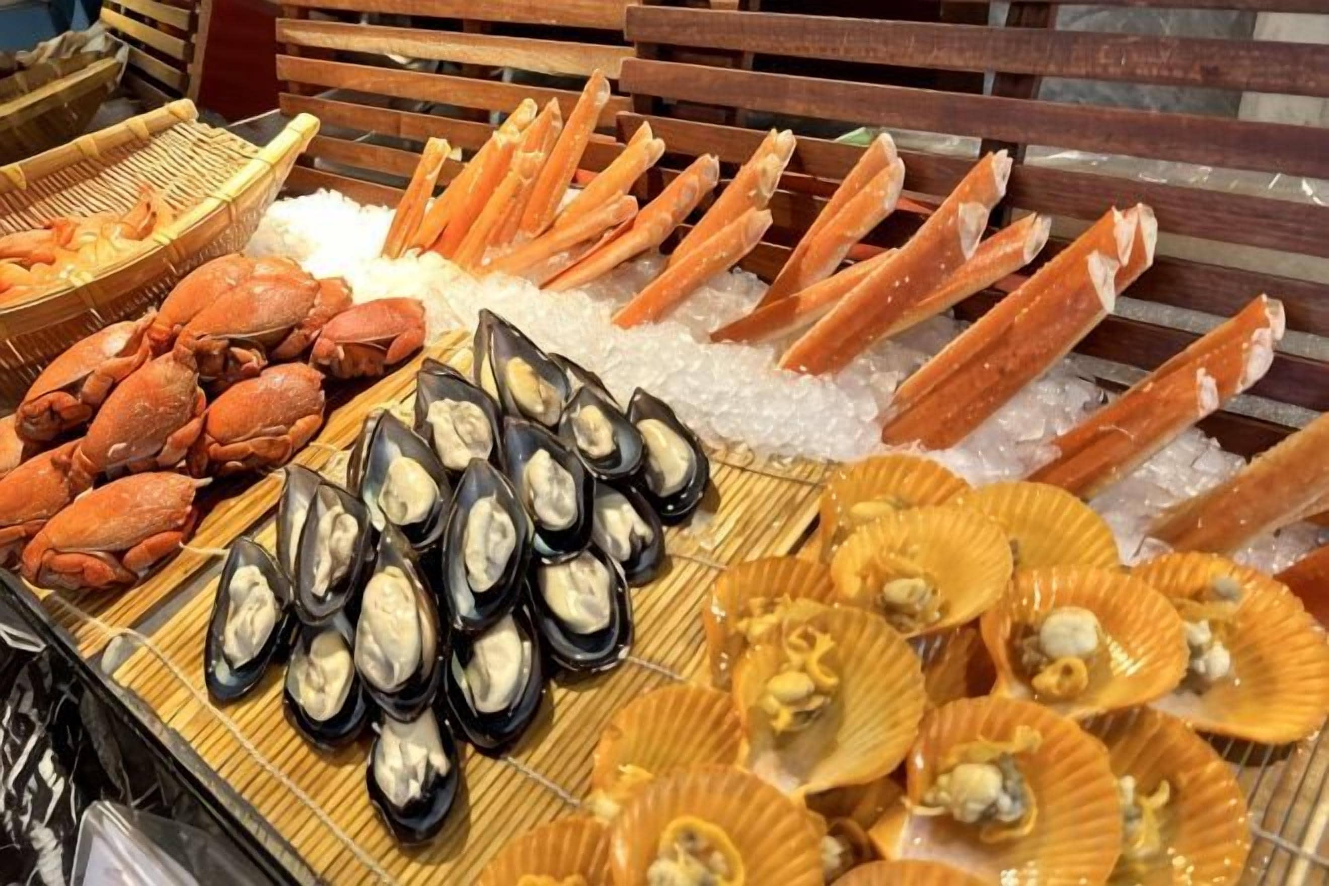 Exhibición de mariscos con diversos tipos de mariscos y crustáceos.